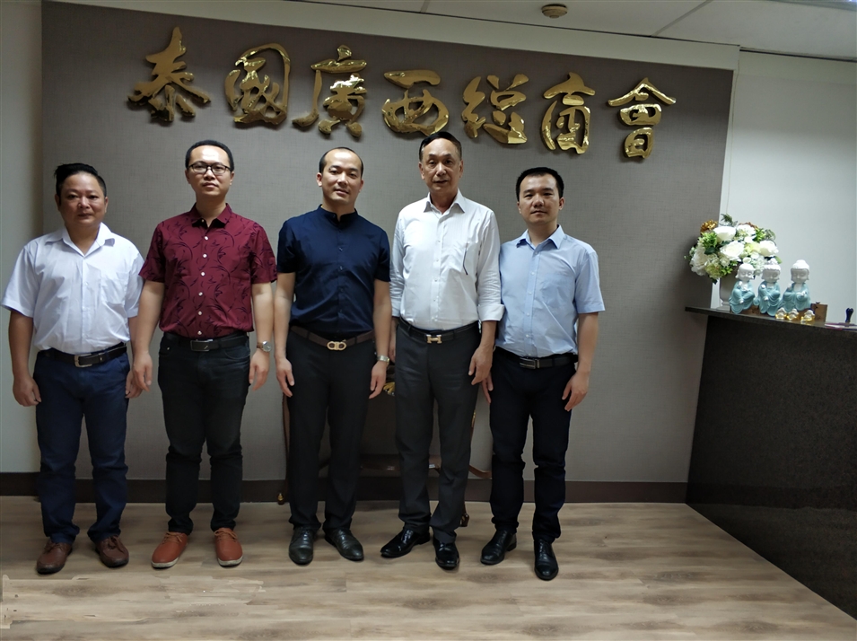 從左往右依次為國(guó)際部合伙人林健偉先生（左一），國(guó)際部總監(jiān)吳琪先生（左二），執(zhí)行董事粟宥朝先生（左三），商會(huì)主席李宇明（右二），國(guó)際部合伙人黃文超先生（右一）