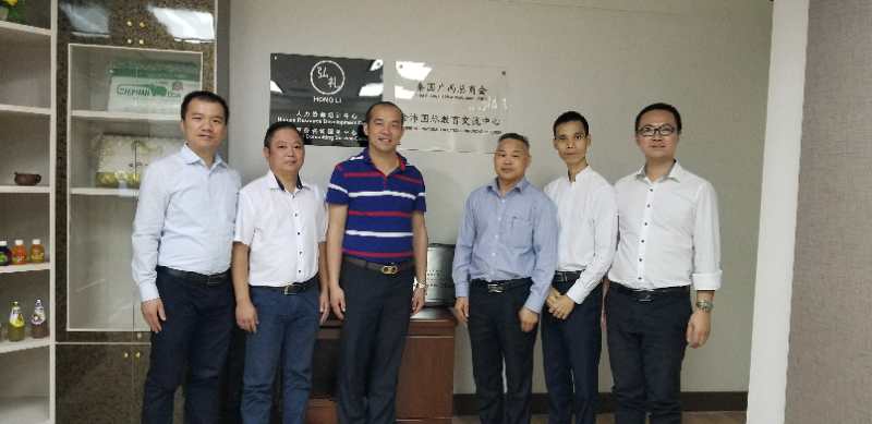 國際部合伙人黃文超（左一），林健偉（左二）國際部總監(jiān)吳琪（右一）執(zhí)行董事粟宥朝（左三），泰國廣西總商會副主席劉漢政（右二），泰國華人青年商會會長助理黃志乾(右三)