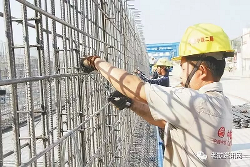 在中老鐵路萬象制梁場，中老兩國技術(shù)人員正在進行橋梁預制。本報記者 孫廣勇攝