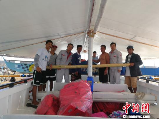 中國援助菲律賓PGN大橋工程可行性研究項目”（ThePanay-Guimaras-NegrosBridgeProject）海洋水深測量勘測人員，3月1日在吉馬拉斯海峽作業(yè)時，成功營救兩名菲律賓落水漁民。圖為兩位漁民及家屬對進行營救的中國勘測人員合影表達感謝。 中交公路規(guī)劃設(shè)計院有限公司 攝